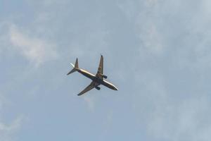 Bild des blauen Himmels und des Flugzeugs foto