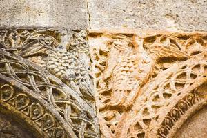 Muster und Zeichen von Tieren an alten Gebäuden in einer archäologischen Stätte in der Türkei foto