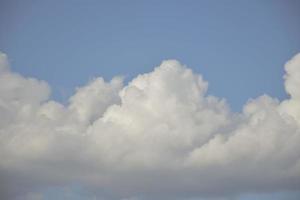 blauer himmel weiße wolken. geschwollene, flauschige weiße Wolken. Cumulus-Wolkenlandschaft im Zeitraffer. sommer blauer himmel zeitraffer. dramatischer majestätischer erstaunlicher blauer himmel. weiche weiße Wolken ziehen vorbei foto