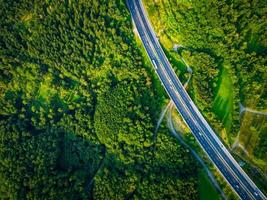 Autobahnen an landschaftlich reizvollen Orten in Europa ohne Verkehr foto