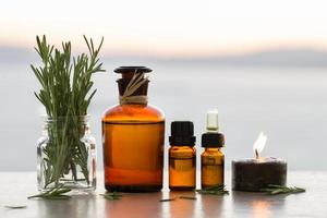 Ätherische Rosmarin-Aromatherapie-Öle in Flaschen
