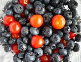 Ansicht von oben Nahaufnahme Vollformat Frische von Heidelbeeren und Kirschtomaten foto