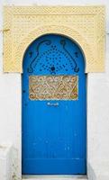 blaue Tür mit Ornament und Bogen von Sidi Bou sagte foto