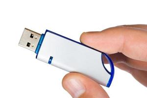 kaukasische Hand, die weißes USB-Flash-Laufwerk hält