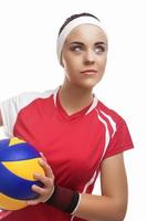 kaukasische professionelle Volleyballspielerin, die im Volleyball-Outfit ausgestattet ist und nachschaut foto