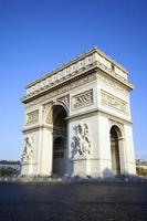 vertikale Ansicht des berühmten Arc de Triomphe foto