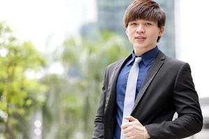 lächelndes Porträt des jungen asiatischen männlichen Geschäftsführers foto