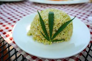 Reis eine Mischung aus Cannabisblättern, entwickelt für Gesundheitsliebhaber in einer neuen, lizenzierten und legalen Form. garantierte Sicherheit, helfen, Angst zu lindern, Traurigkeit zu reduzieren. Konzept Cannabis für die Gesundheit. foto