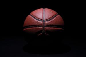 Basketball auf schwarzem Hintergrund. foto