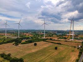 Panoramablick auf Windpark oder Windpark, im Wiesenfeld sind eine der saubersten, erneuerbaren elektrischen Energiequellen. mit hohen Windkraftanlagen zur Stromerzeugung. grünes energiekonzept. foto