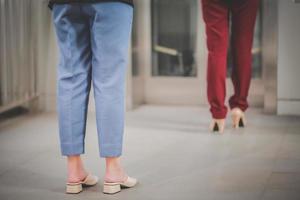 Zwei asiatische Frauen, die einen Abstand von 1 Meter zu anderen Menschen haben, halten Abstand, schützen sich vor Covid-19-Viren und Menschen, die sich wegen des Infektionsrisikos sozial distanzieren. foto