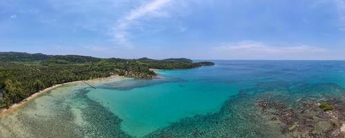 luftaufnahme der natur tropisches paradies inselstrand befehlen sie eine schöne sommerzeit am strand mit klarem wasser und blauem himmel in koh kood oder ko kut, thailand. foto