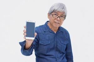 Nahaufnahme und Porträt eines reifen Mannes im Denim-Casual-Stil, der ein Smartphone hält und einen Bildschirm zeigt - Senioren-Lifestyle und -Konzept im Online- und sozialen Netzwerk foto