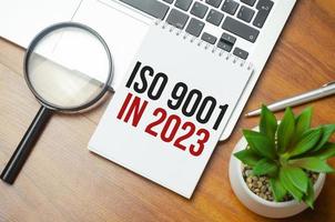 Wort schreiben Text ISO 9001 im Jahr 2023. Geschäftskonzept auf dem Tabellendiagramm foto