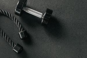 Fitnessgeräte auf dem Boden im Fitnessstudio. fitnessgeräte mit leerem raum. Hintergrund des Fitnesskonzepts. foto