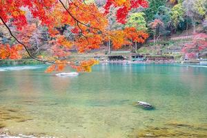 bunte blätterberge und katsura-fluss in arashiyama, landschaftswahrzeichen und beliebt für touristenattraktionen in kyoto, japan. Herbstsaison, Urlaub, Urlaub und Sightseeing-Konzept foto