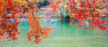 bunte blätterberge und katsura-fluss in arashiyama, landschaftswahrzeichen und beliebt für touristenattraktionen in kyoto, japan. Herbstsaison, Urlaub, Urlaub und Sightseeing-Konzept foto