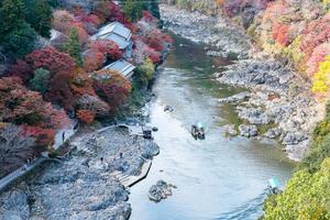 bunte blätterberge und katsura-fluss in arashiyama, landschaftswahrzeichen und beliebt für touristenattraktionen in kyoto, japan. Herbstsaison, Urlaub, Urlaub und Sightseeing-Konzept foto