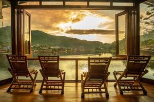 Seeblick im Café bei Sonnenaufgang am Morgen, thailändisches Dorf Ban Rak, Wahrzeichen und beliebt für Touristenattraktionen, Provinz Mae Hong Son, Thailand. reisekonzept foto