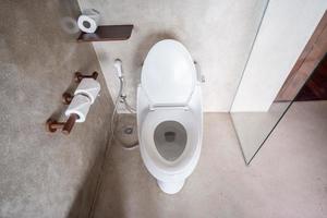neue Keramik-Toilettenschüssel und Toilettenpapier. konzept für reinigung, wc, lebensstil und persönliche hygiene foto