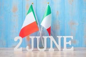 holztext vom 2. juni mit italien-flaggen. nationaltag, republiktag, festa della repubblica und fröhliche feierkonzepte foto