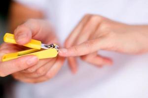 Nahaufnahme einer Frau schneidet Fingernagel. foto