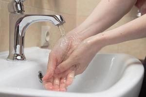 Hygiene. Hände reinigen. Händewaschen mit sauberem Wasser. Frauenhand. Schützen Sie sich vor einer Coronavirus-Covid-19-Pandemie. Nahaufnahmefoto foto