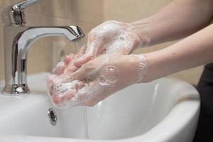 Hygiene. Hände reinigen. Händewaschen mit Seife. Frauenhand mit Schaum. Schützen Sie sich vor einer Coronavirus-Covid-19-Pandemie foto