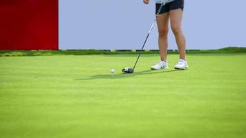 golfer, der weißen golfball zum loch auf dem golfplatz im golfwettbewerbsspiel, sonnenstrahlen und unscharfem hintergrund drückt foto