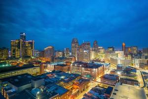 Luftaufnahme der Innenstadt von Detroit in der Dämmerung foto