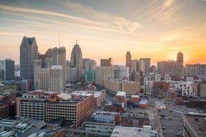 Luftaufnahme der Innenstadt von Detroit in der Dämmerung foto