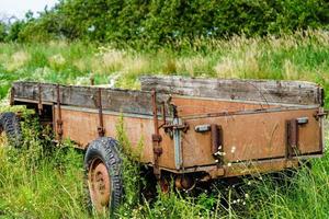 Ein verlassenes und vergessenes altes landwirtschaftliches Nutzfahrzeug im alten Land Hamburg foto