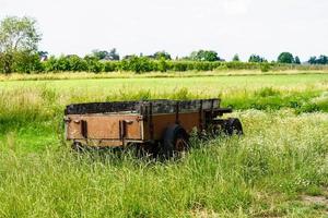 Ein verlassenes und vergessenes altes landwirtschaftliches Nutzfahrzeug im alten Land Hamburg foto