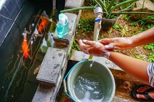 Händewaschen unter dem Wasserhahn. Hygienekonzept Handdetail. Profi-Foto foto