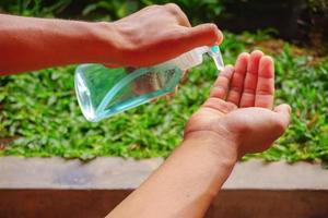 Händewaschen unter dem Wasserhahn. Hygienekonzept Handdetail. Profi-Foto foto