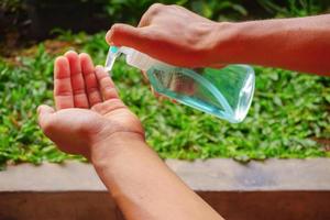 Händewaschen unter dem Wasserhahn. Hygienekonzept Handdetail. Profi-Foto foto