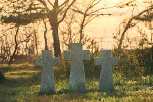 Steinkreuze bei Sonnenuntergang auf dem deutschen Soldatenfriedhof, Europa foto