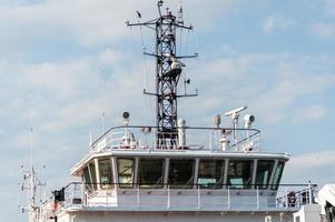 Schiffsbrücke für Navigation und Kontrolle. Frachtschiff, das auf einen Kapitän und eine Besatzung wartet. Schiff ist bereit zum Ablegen und Beginn einer neuen Reise. foto