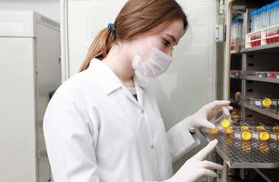 Der wissenschaftliche Mitarbeiter im Labor untersucht den Blutschlauch