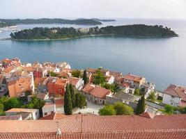 Blick aus der Vogelperspektive auf die schöne Altstadt in Rot und Orange Dach Europa Kroatien foto