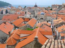 Blick aus der Vogelperspektive auf die schöne Altstadt in Rot und Orange Dach Europa Kroatien foto