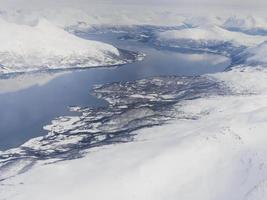 Luftaufnahme der weißen schneebedeckten Stadt Tromso Norwegen Winter, Schneelandschaft Tapete foto