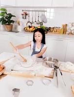 kleine alleinerziehende Schwester backen in der Küche foto