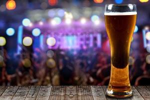 Glas Bier auf einem hölzernen Hintergrund Konzert beleuchtet bokeh.concept festliche Feiern.