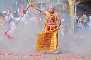 Korat, Thailand - 27. Oktober nicht identifizierter Anhänger des vegetarischen Festivals, Person, die die Geister der Götter einlädt, ihre Körper am 16. Oktober 2015 in Korat, Thailand zu besitzen foto