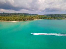 luftaufnahme der natur tropisches paradies inselstrand befehlen sie eine schöne sommerzeit am strand mit klarem wasser und blauem himmel in koh kood oder ko kut, thailand. foto