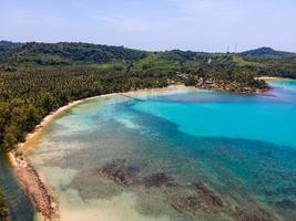 luftaufnahme der natur tropisches paradies inselstrand befehlen sie eine schöne sommerzeit am strand mit klarem wasser und blauem himmel in koh kood oder ko kut, thailand. foto