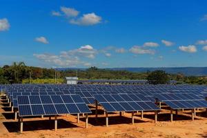 Solarzellen auf einem großen Feld foto