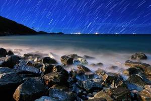 schönes Sternspurbild während der Nacht foto