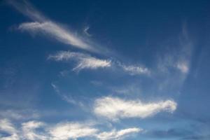 blauer Himmel mit Wolken Nahaufnahme foto